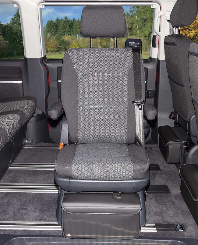Blick in den Innenraum (Sitze, Sitzbezüge Stoff Design Zoom Titanschwarz)  des VW Golf Comfortline