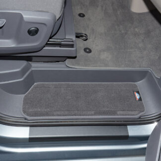 Veloursteppich-Set für beide Fahrerhaus-Trittstufen, Design "Raven", VW T7